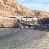 حادث انقلاب قاطرة يُغلق عقبة وادي العين بالكامل