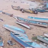 خفر سواحل بحضرموت تنقذ قوارب صيادين جرفتها السيول بمركز إنزال الديس الشرقيه