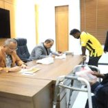 محافظ حضرموت يوجّه بتخليص أكثر من 600 معاملة فورية بعد لقاء مباشر مع المواطنين