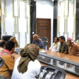 محافظ حضرموت يبحث مع قيادات عدد من الجمعيات السمكية بالريدة وقصيعر سُبل تنظيم عملية الاصطياد والحفاظ على الثروة السمكية