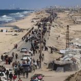 آلاف الفلسطينيين يعودون لمنازلهم المدمرة في غزة مع بدء الانسحاب الإسرائيلي