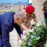 الرئيس الزُبيدي يضع إكليلا من الزهور على نصب الشهيد لبوزة ويزور منصة الشهداء في ردفان