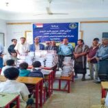 انتقالي شبوة يوزع الكتب المدرسية على عدد من المدارس