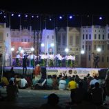 ختام كرنفالي مبهر لليوبيل الفضي لرحيل جوهرة الطرب بدوي زبير في مدينة الشحر ديكور مسرحي يجسّد شبام والشحر في لوحة فنية ساحرة