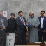 محافظ سقطرى يودّع عضو هيئة رئاسة المجلس الانتقالي الجنوبي ويمنحه درع شكر وتقدير