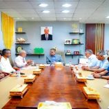 محافظ عدن يناقش مع قيادة هيئة المساحة الجيولوجية مخاطر الانهيارات الصخرية والإجراءات الوقائية