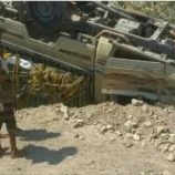 بسبب السرعة الزائده..انقلاب سيارة محمّلة بالقات في سيلة بَلّة لحج