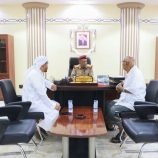 قائد المنطقة العسكرية الثانية يستقبل المؤرخ والباحث العسكري اللواء ناصر المنهالي بمكتبه في المكلا