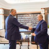 الرئيس القائد عيدروس الزُبيدي يلتقي محافظ حضرموت سالم الخنبشي