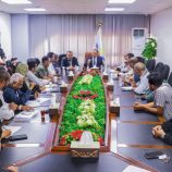 وزير النقل يتفقد سير العمل بمطار عدن الدولي ويعقد اجتماعاً موسعاً لقياداته الادارية والفنية والأمنية