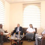 فريق التوجيه والرقابة الرئاسي يبحث مع مدير مديرية الغيضة سُبل تعزيز العمل الإداري والخدمي