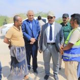 الوكيل العامري يتفقد سير الأعمال في مشروع جسر مدوده بمدينة سيئون