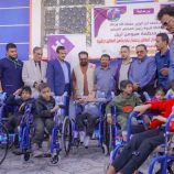 المحافظ بن الوزير يدشن توزيع 442 كرسيًا متحركًا للطلاب من ذوي الإعاقة.
