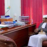 المحافظ بن الوزير يشيد بالدور المجتمعي والقبلي في دعم جهود السلطة المحلية لترسيخ الاستقرار بالمحافظة