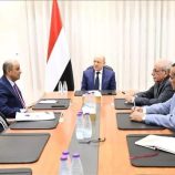 رئيس مجلس القيادة يجتمع برئيس الوزراء ومحافظ البنك المركزي