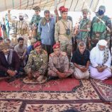 قائد المنطقة العسكرية الثانية يقدم واجب العزاء لقبيلة وأسرة الشاب القتيل “بن عجلان” بمخيمهم في الحرحير