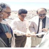 فريق حكومي ينفذ نزولًا ميدانيًا لرفع مخلفات البناء في مدينة عتق