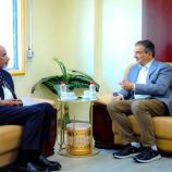 مستشار رئيس مجلس القيادة الرئاسي يناقش مع محافظ العاصمة عدن مستجدات الأوضاع