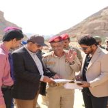 محافظ حضرموت وقائد المنطقة العسكرية الثانية يطلعان على مخطط أراضي شهداء حضرموت