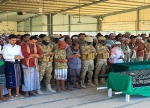 رئيس انتقالي حضرموت يؤدي واجب العزاء في الشهيد العمودي