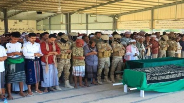 رئيس انتقالي حضرموت يؤدي واجب العزاء في الشهيد العمودي