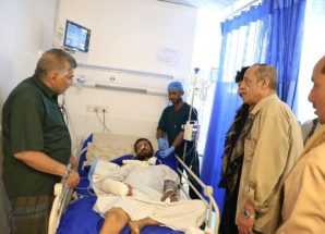 قائد المنطقة اللواء بارجاش واللواء باعش والعميد المنهالي في زيارة إلى جرحى القوات المسلحة الجنوبية بالمكلا.