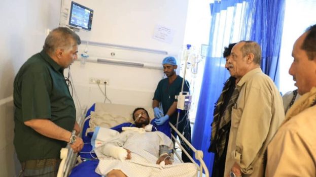 قائد المنطقة اللواء بارجاش واللواء باعش والعميد المنهالي في زيارة إلى جرحى القوات المسلحة الجنوبية بالمكلا.