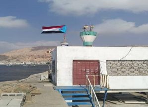 رفع علم الجنوب العربي فوق مبنى مركز الشرطة وميناء المكلا
