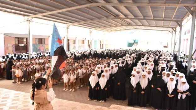 مدارس وثانويات المكلا ترفع علم الجنوب العربي