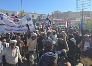 مخيم الاعتصام المفتوح بمدينة عتق يستقبل وفدًا جماهيريًا من أبناء مديرية الصعيد