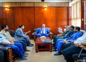 الرئيس الزُبيدي يتفقد سير العمل بديوان عام وزارة الزراعة والري والثروة السمكية وقطاعاتها