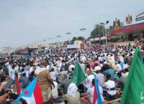 حشود جنوبية تؤدي صلاة الجمعة في ساحة الاعتصام المفتوح بخور مكسر