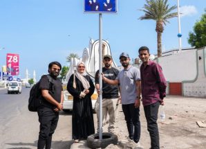 تركيب لوحات إرشادية بلغة الإشارة في مديرية صيرة بالعاصمة عدن