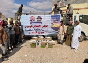 مقدمة من الرئيس الزُبيدي.. انتقالي منعر يدشّن توزيع السلال الغذائية للأسر الأشد احتياجًا