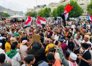 أبناء مدينتي الحامي والديس الشرقية يشاركون جماهيرياً في ساحة الاعتصام بالمكلا