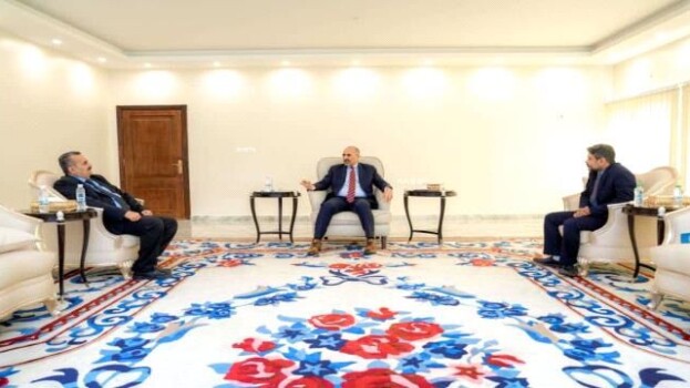 الرئيس الزُبيدي يشدد على أهمية تطوير البنى التحتية لمطار عدن الدولي