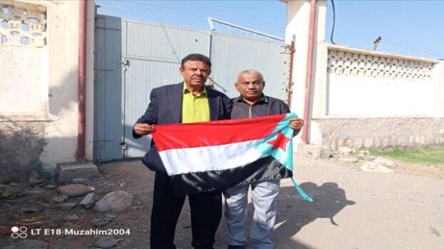 انتقالي خنفر وإدارة المعهد الصحي بأبين يدشنان رفع علم الجنوب على مبنى المعهد