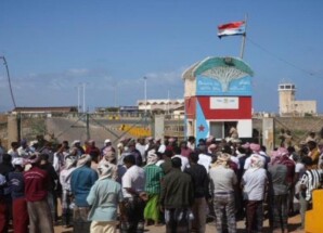 وقفة احتجاجية أمام مطار سقطرى للمطالبة برفع الحصار واستئناف الرحلات