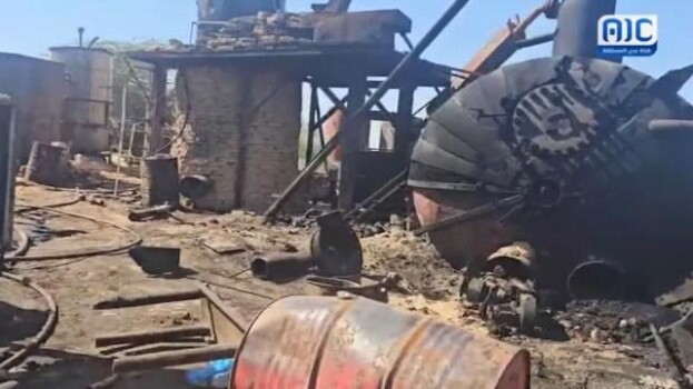 ضبط محطات بدائية غير قانونية لتكرير النفط في الخشعة بحضرموت