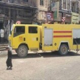 رجال الدفاع المدني بالمكلا يخمدون حريقا شبت نيرانه في مستودع الطاقات الشمسية