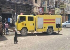 رجال الدفاع المدني بالمكلا يخمدون حريقا شبت نيرانه في مستودع الطاقات الشمسية