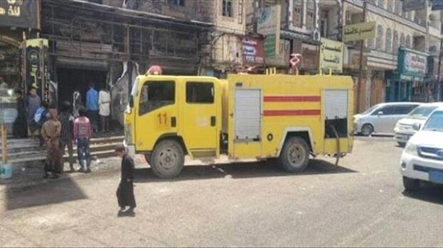 رجال الدفاع المدني بالمكلا يخمدون حريقا شبت نيرانه في مستودع الطاقات الشمسية