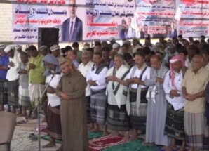 أبناء دلتا أبين يؤدون صلاة الجمعة بمخيم اعتصام زنجبار