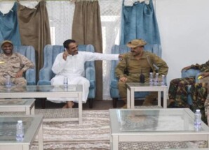 اللواء مرصع والعميد المعكر يناقشان مع إدارة مطار الغيضة آلية تعزيز أمن المطار