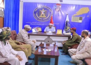 رئيس انتقالي وادي وصحراء حضرموت يلتقي قائد كتيبة النخبة مشاة المستقلة بمعسكر العند