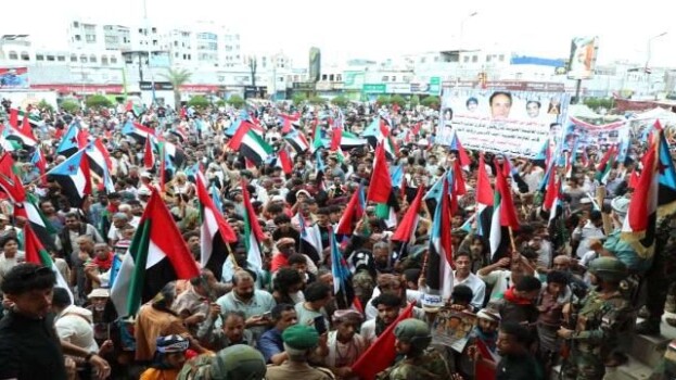 حشود المنصورة تشارك في الاعتصام المفتوح بالعاصمة عدن للمطالبة بإعلان دولة الجنوب العربي