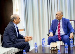 الرئيس الزُبيدي يبحث مع الفريق الصبيحي مستجدات الأوضاع العسكرية والأمنية