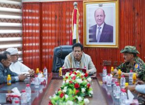 محافظ المهرة يلتقي اللواء باعش وقيادات المجلس الانتقالي ويؤكد أهمية توحيد الجهود للحفاظ على الأمن والاستقرار