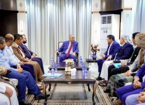 الرئيس الزُبيدي يستقبل وفدًا من أبناء المهرة ويجدد دعمه لتمكين أبناء المحافظة من إدارة شؤونهم