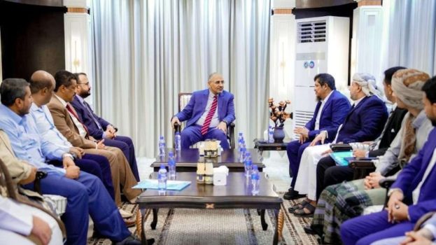 الرئيس الزُبيدي يستقبل وفدًا من أبناء المهرة ويجدد دعمه لتمكين أبناء المحافظة من إدارة شؤونهم